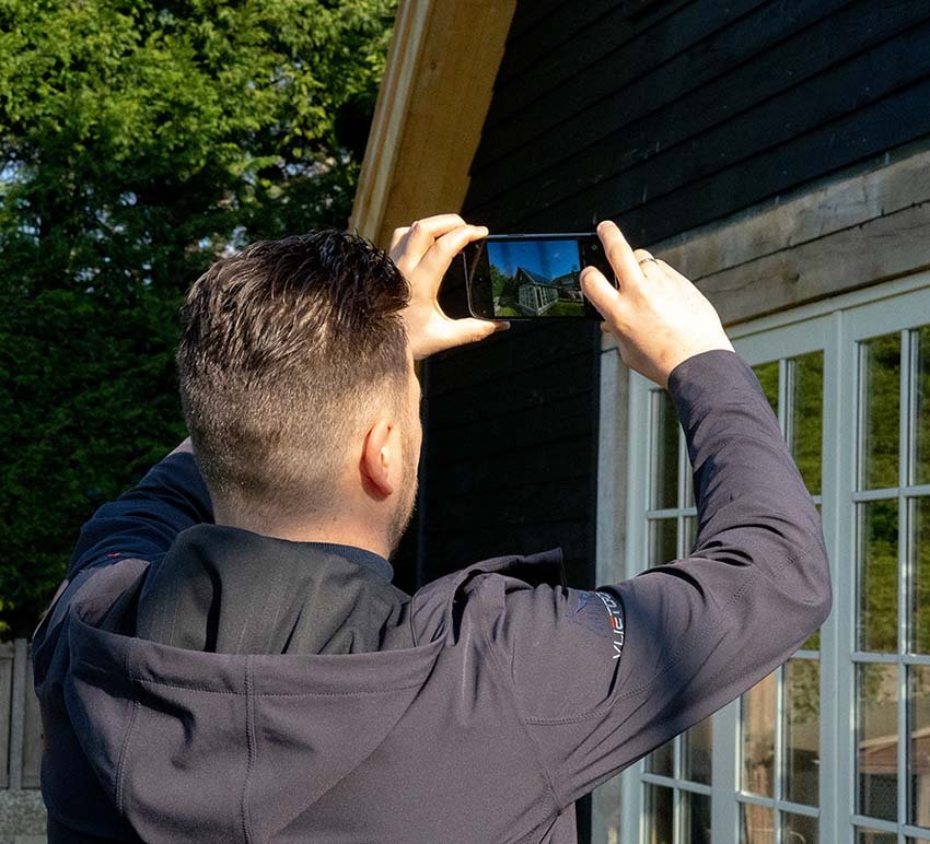 Bouwkundige inspecteur die exterieur en gevel  controleert