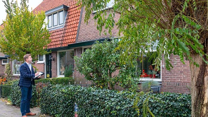 Bouwtechnische keuring door een inspecteur in Den Haag