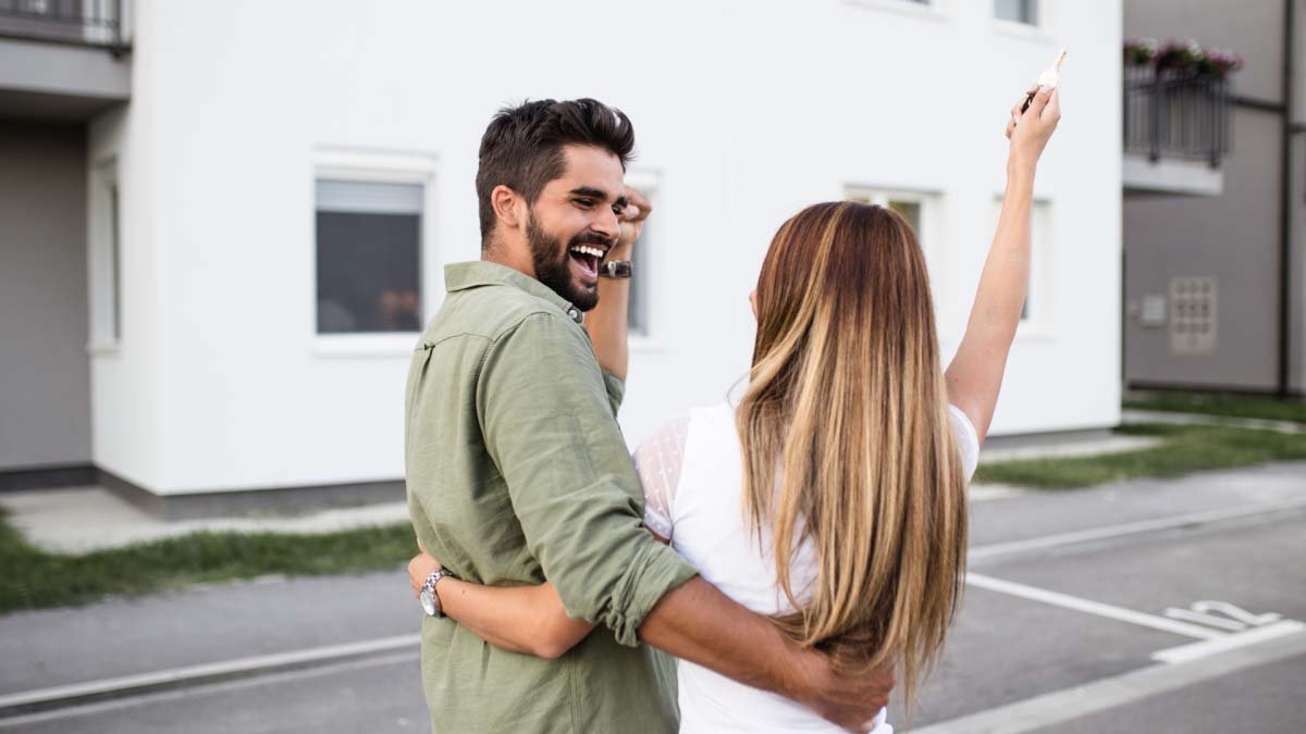 Man en vrouw die een huis kopen na een bouwtechnische keuring